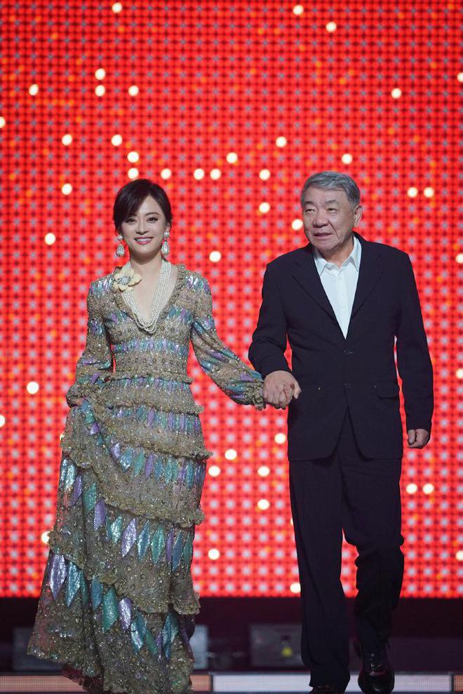 妆容配新发型显年轻状态逆生长超养眼瓦力游戏42岁孙俪留长发太美了新(图3)