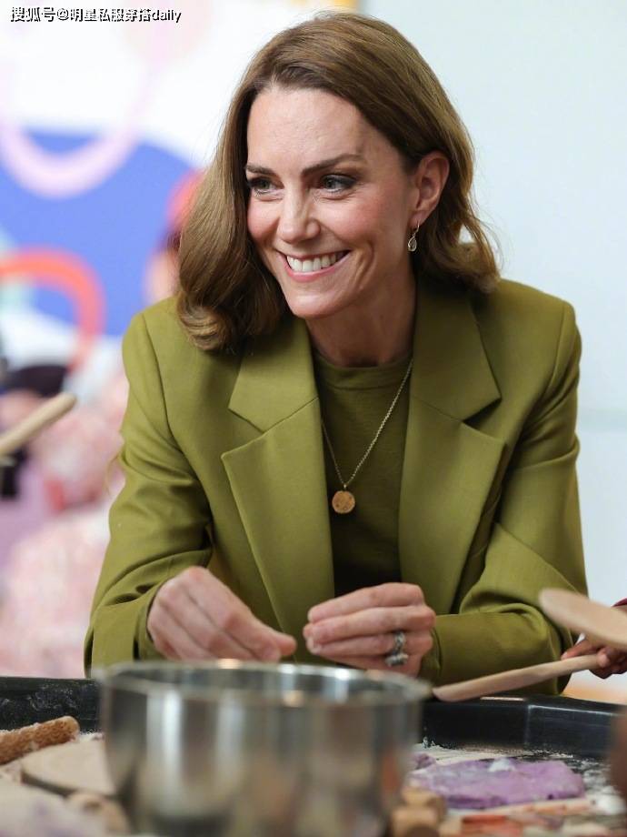 色”西装穿橄榄绿西装戴绿紫水晶耳环贵气高级瓦力棋牌凯特王妃恢复健康后越来越越爱“