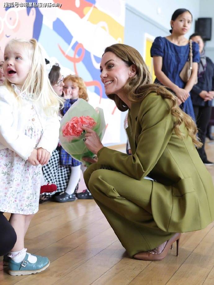 色”西装穿橄榄绿西装戴绿紫水晶耳环贵气高级瓦力棋牌凯特王妃恢复健康后越来越越爱“彩(图2)