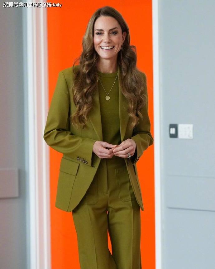 色”西装穿橄榄绿西装戴绿紫水晶耳环贵气高级瓦力棋牌凯特王妃恢复健康后越来越越爱“彩(图5)