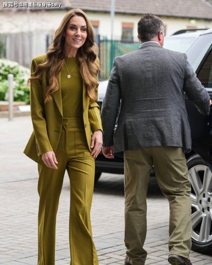 色”西装穿橄榄绿西装戴绿紫水晶耳环贵气高级瓦力棋牌凯特王妃恢复健康后越来越越爱“彩(图6)