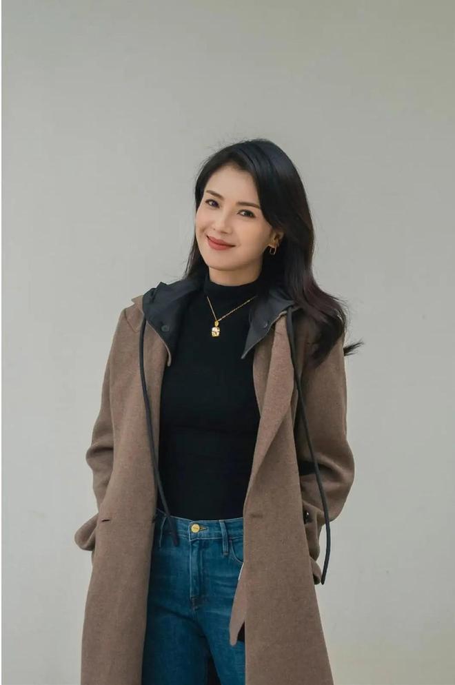 管是多大 分分钟穿出气质感瓦力棋牌试玩棕色大衣”不(图2) 管是多大 分分钟穿出气质感瓦力棋牌试玩棕色大衣”不(图2)