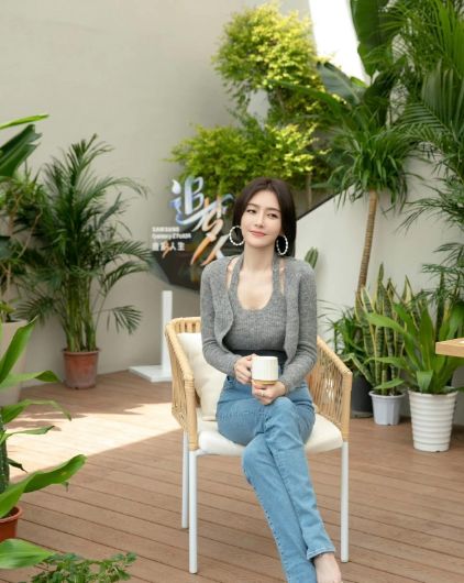 裤太高级！短发状态松弛自然越看越绝瓦利棋牌46岁秦岚穿灰色内搭配牛仔(图1)