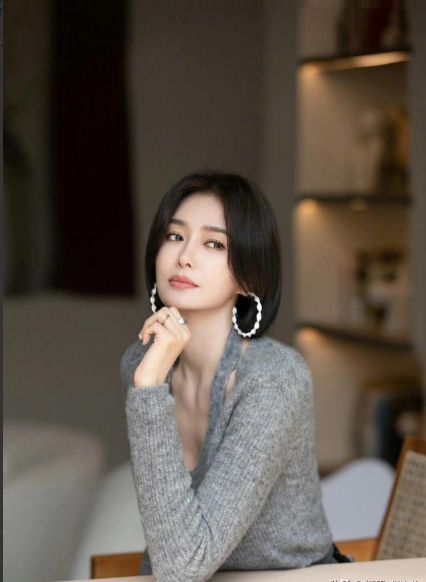 裤太高级！短发状态松弛自然越看越绝瓦利棋牌46岁秦岚穿灰色内搭配牛仔(图4)