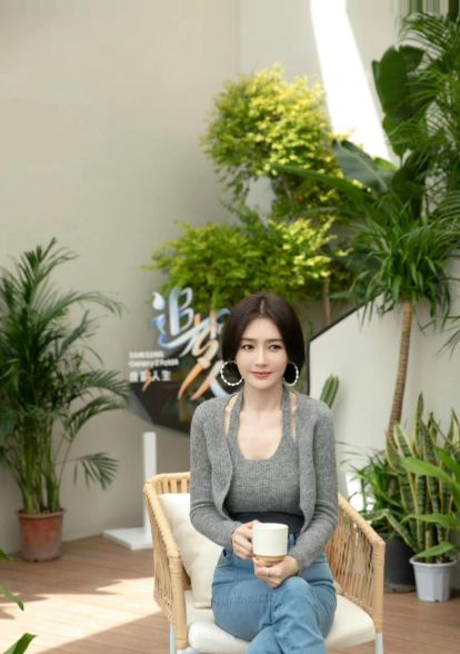 裤太高级！短发状态松弛自然越看越绝瓦利棋牌46岁秦岚穿灰色内搭配牛仔(图3)