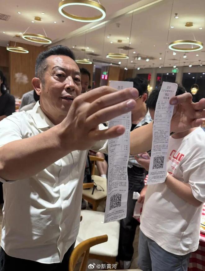 一小时却说“恶心”明天起全国所有门店上线“罗永浩菜单”瓦力游戏试玩西贝创始人：罗永浩方结账时攒了会员积分走后(图2)