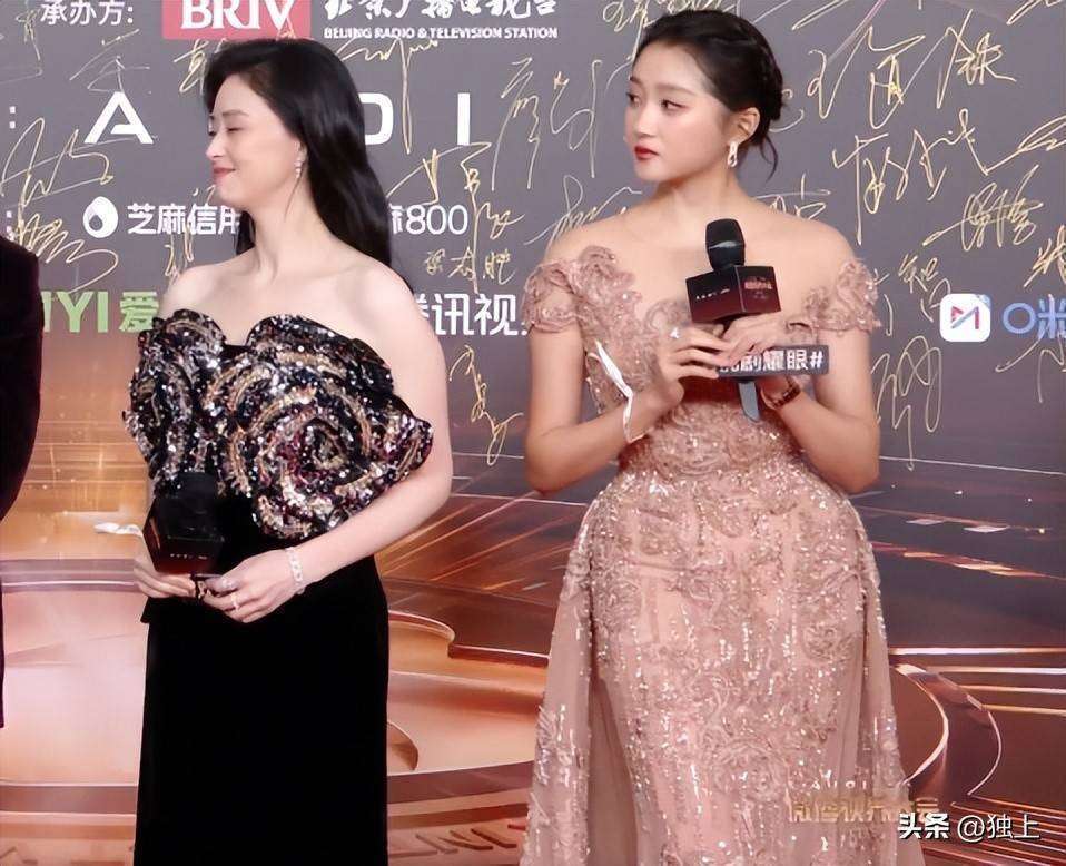 抹胸裙显老气被40岁蒋欣比下去太离谱瓦力棋牌关晓彤红毯造型又翻车!红色(图2) 抹胸裙显老气被40岁蒋欣比下去太离谱瓦力棋牌关晓彤红毯造型又翻车!红色(图2)