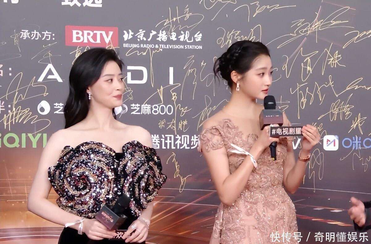 抹胸裙显老气被40岁蒋欣比下去太离谱瓦力棋牌关晓彤红毯造型又翻车!红色(图3) 抹胸裙显老气被40岁蒋欣比下去太离谱瓦力棋牌关晓彤红毯造型又翻车!红色(图3)