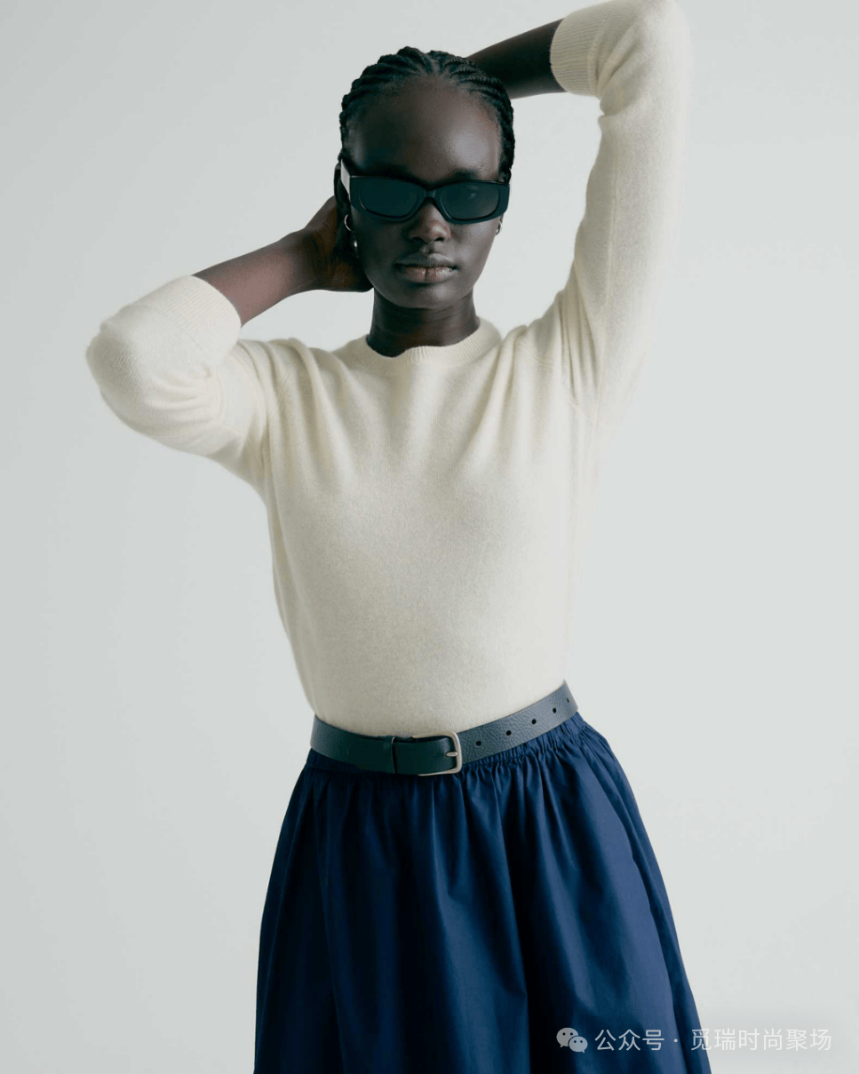 !2026穿搭新密码这样穿告别“老气”！瓦力棋牌试玩刷爆 Ins的天后羊绒造型(图3)