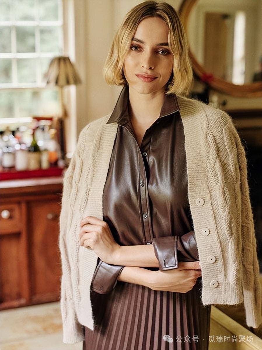 !2026穿搭新密码这样穿告别“老气”！瓦力棋牌试玩刷爆 Ins的天后羊绒造型(图5)