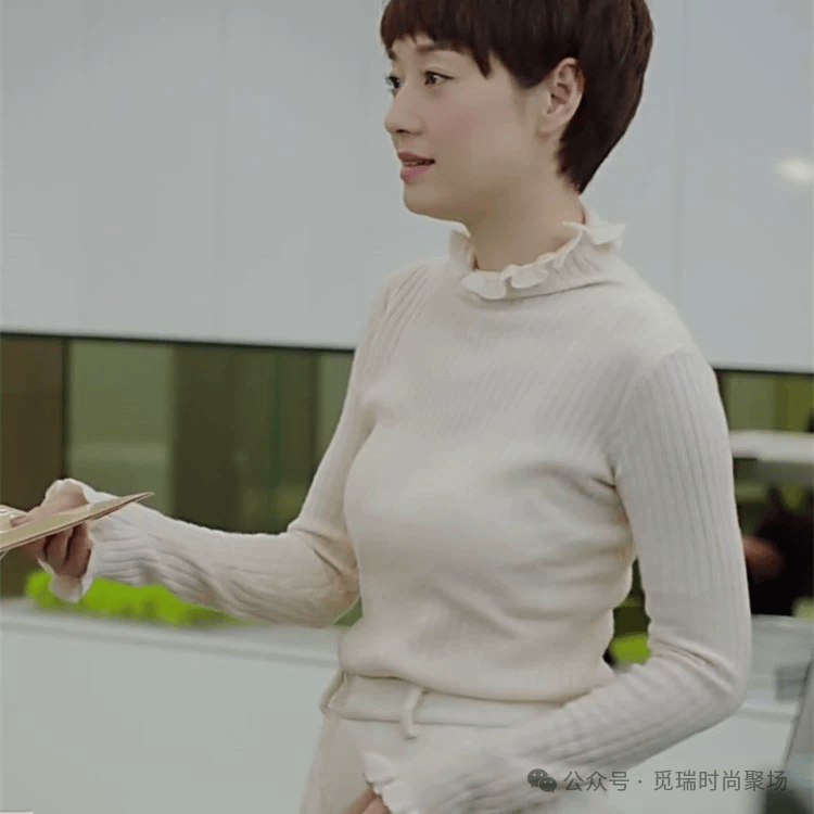 !2026穿搭新密码这样穿告别“老气”！瓦力棋牌试玩刷爆 Ins的天后羊绒造型(图6)